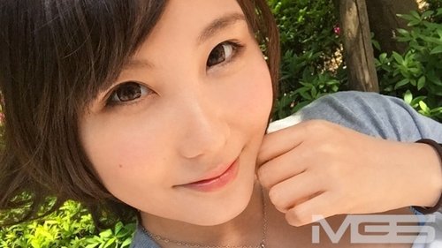 Gadis amatir rekam film dewasa pertama: vibrator & jari di payudara kecil